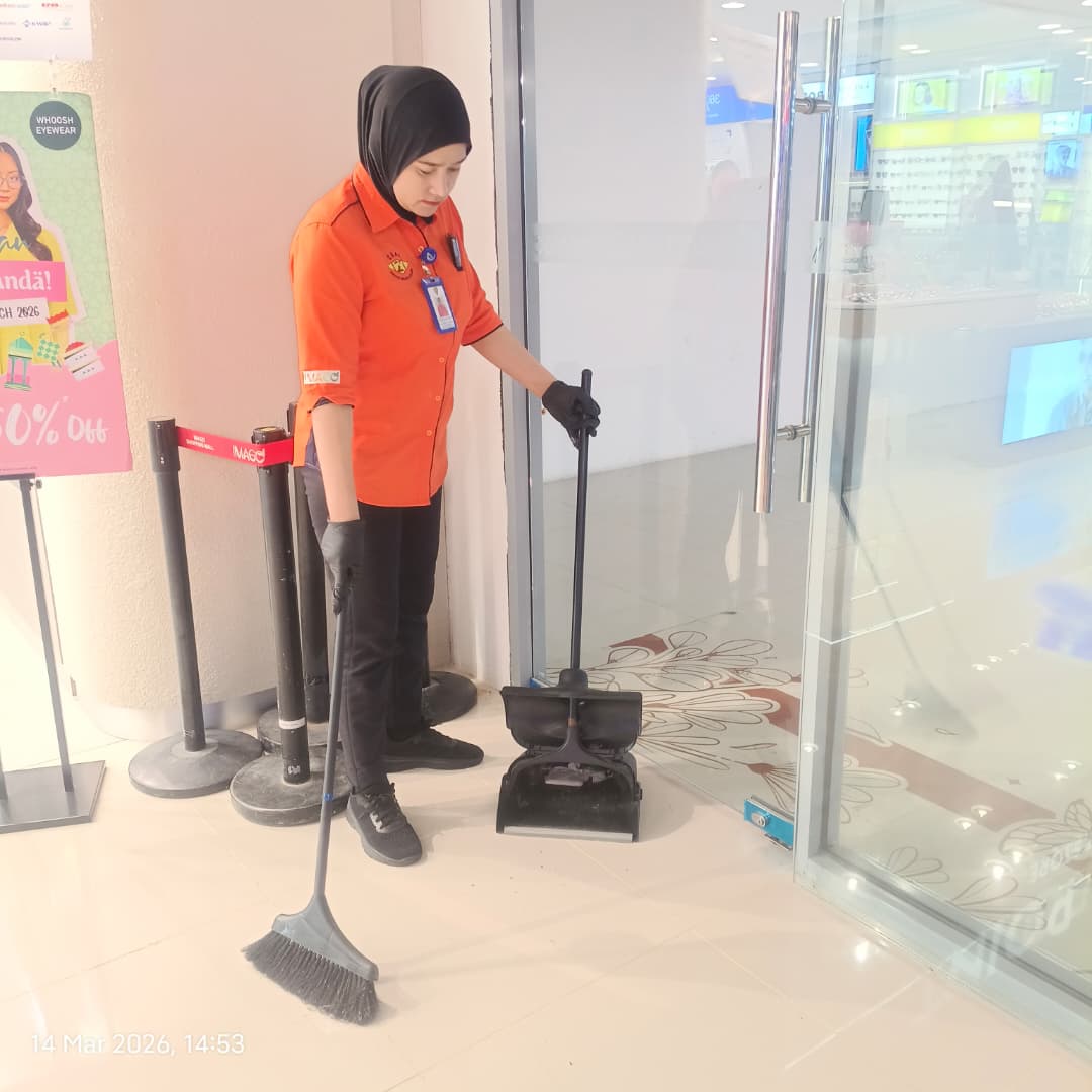Mall Entrance Cleaning — IMAGO KK Times Square