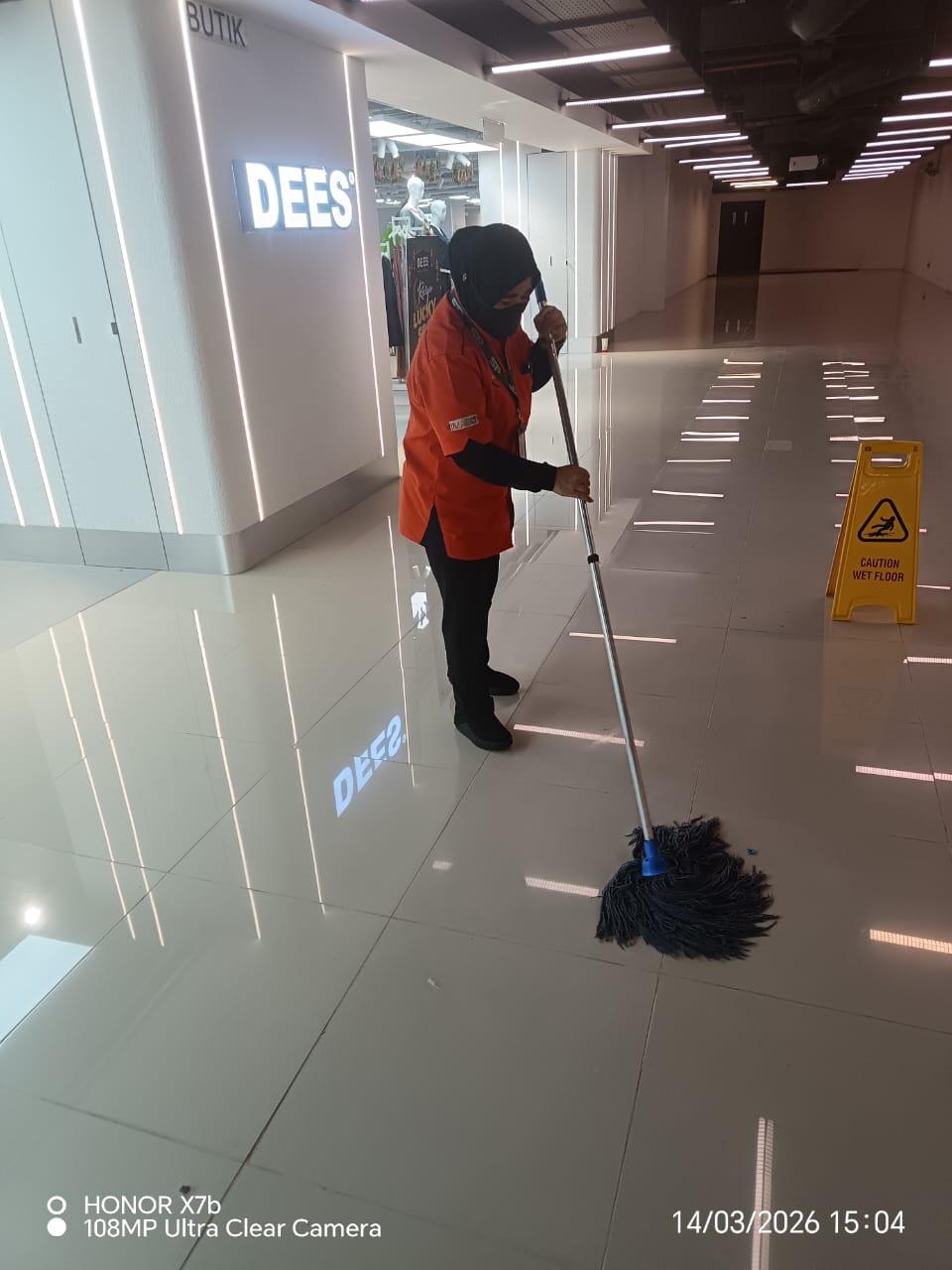 Retail Floor Mopping — Commercial Mall