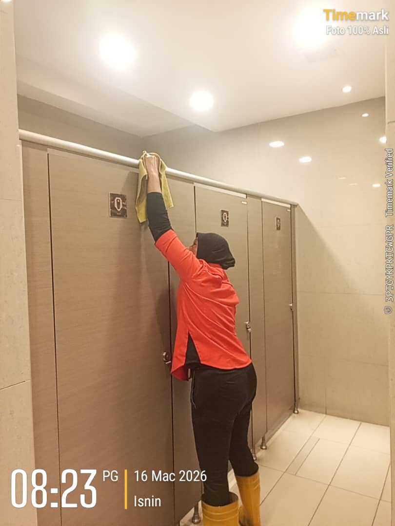 Washroom Cubicle Cleaning — Premium Facility